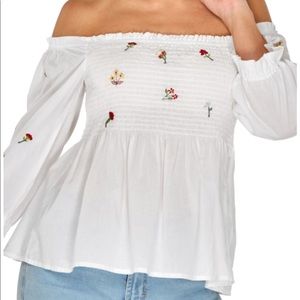 Off the should peasant  top